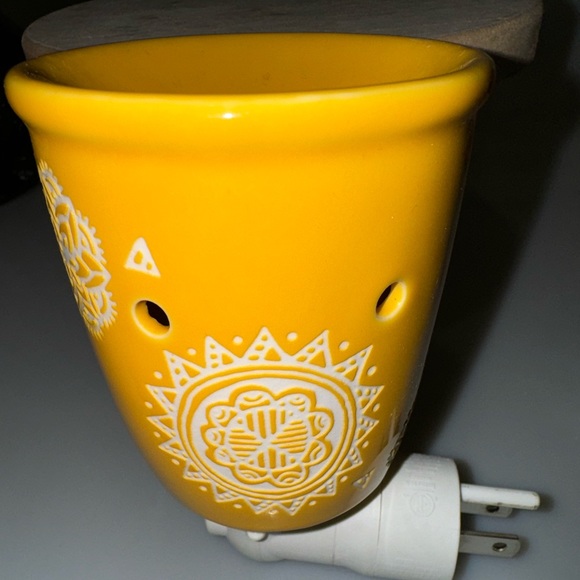 SCENTSY WAX WARMER PLUG IN "YOU ARE MY SUNSHINE" - Picture 2 of 3